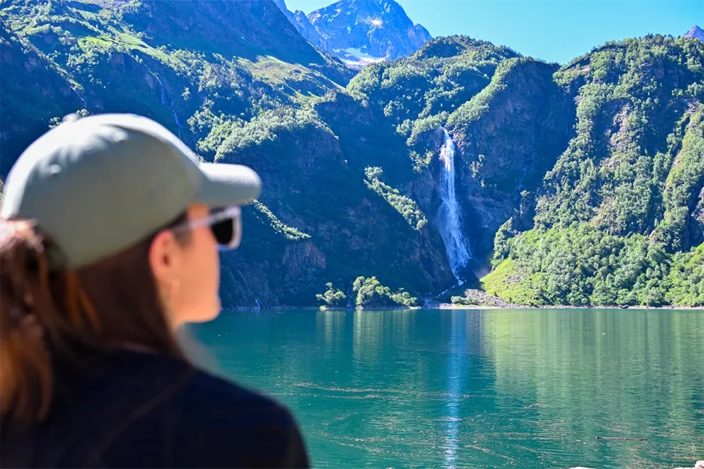 lac oo lisa Randonneuse contemplant la cascade du lac d’Oô