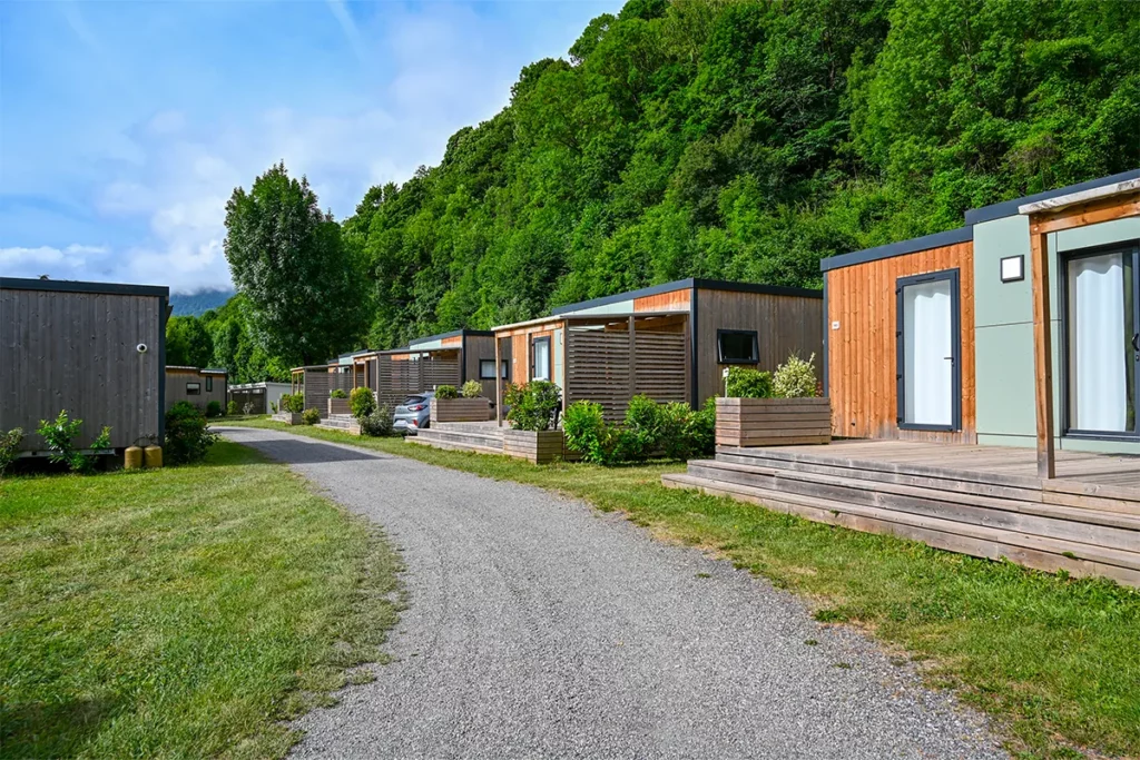 mh rangee taos Rangée de mobil-homes en bois le long de l’allée du camping Pradelongue
