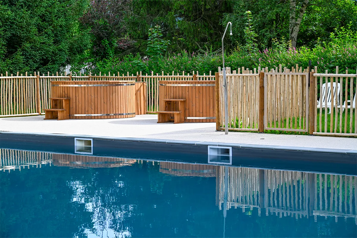 piscine 3 Bains nordiques en bois au bord de la piscine du camping Pradelongue