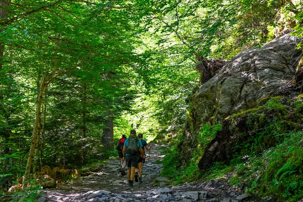 rando lac oo2 Randonneurs sur le sentier rocheux du lac d’Oô en sous-bois
