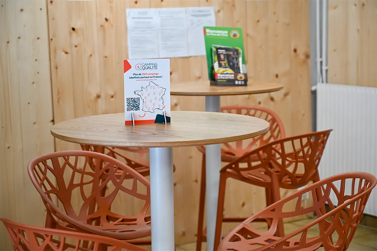 reception table Table et fauteuils de l’accueil du camping Pradelongue