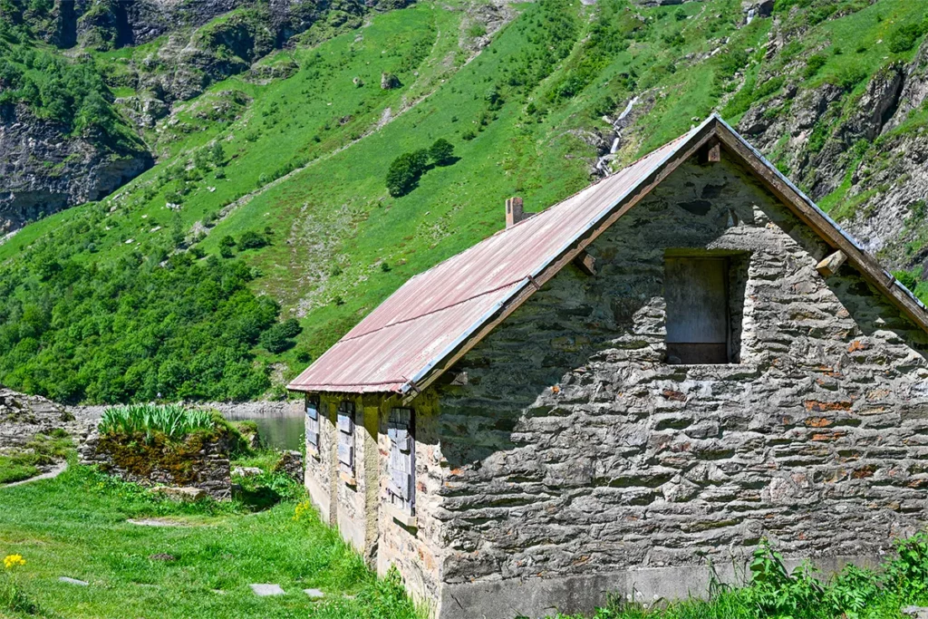refuge lac oo 2 Refuge en pierre au bord du lac d’Oô