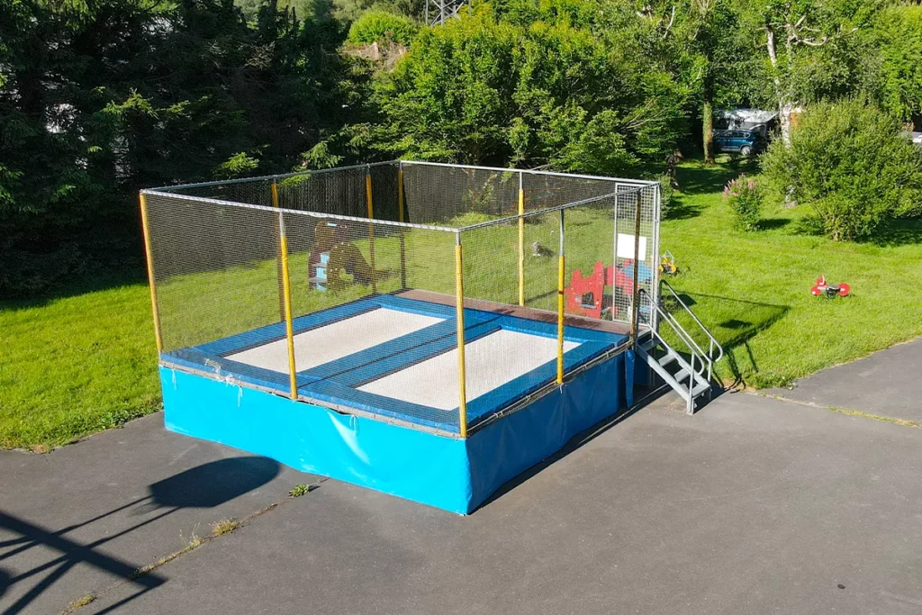 trampoline Grand trampoline de l’aire de jeux du camping Pradelongue