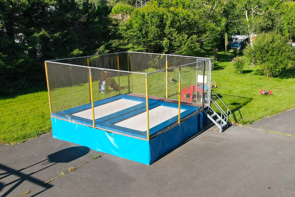trampoline Grand trampoline de l’aire de jeux du camping Pradelongue